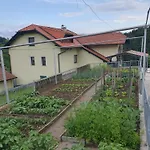 Farrmhouse With Goats And Garden Apartment